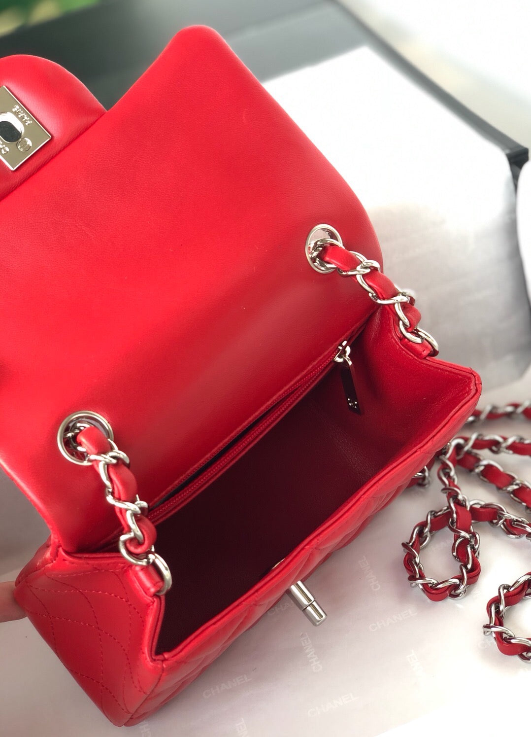 MINI SAC À RABAT CARRÉ 17 CM EN CUIR D'AGNEAU ROUGE QUINCAILLERIE ARGENTÉE