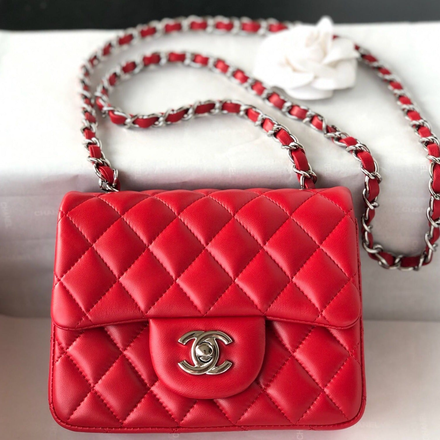 MINI SAC À RABAT CARRÉ 17 CM EN CUIR D'AGNEAU ROUGE QUINCAILLERIE ARGENTÉE