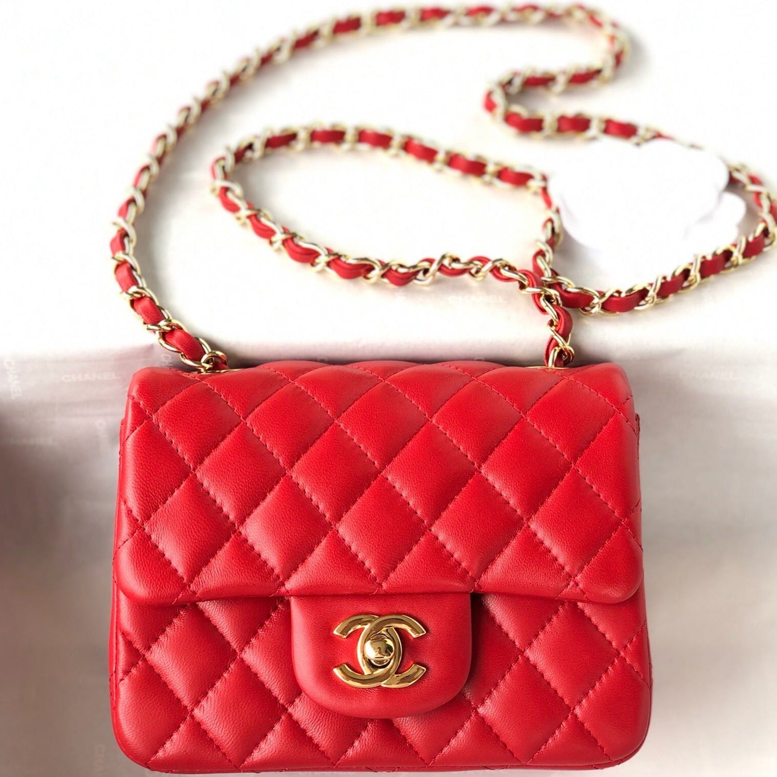 MINI SAC À RABAT CARRÉ 17 CM EN CUIR D'AGNEAU ROUGE QUINCAILLERIE DORÉ