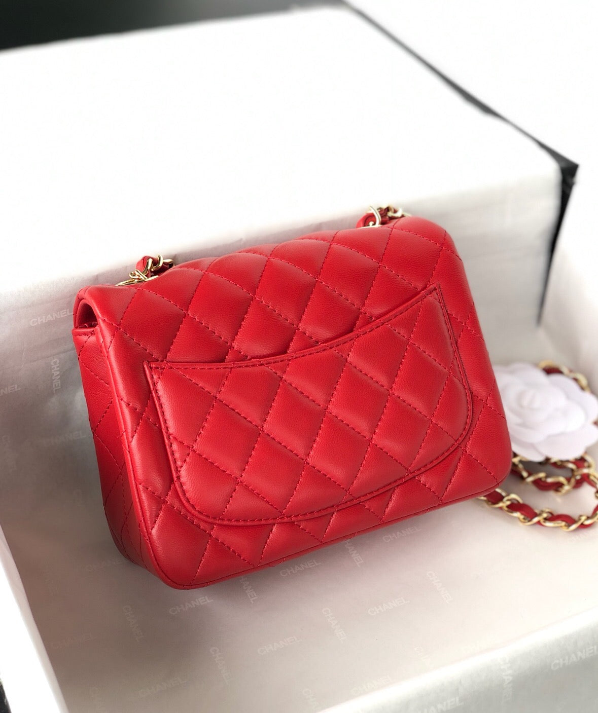 MINI SAC À RABAT CARRÉ 17 CM EN CUIR D'AGNEAU ROUGE QUINCAILLERIE DORÉ