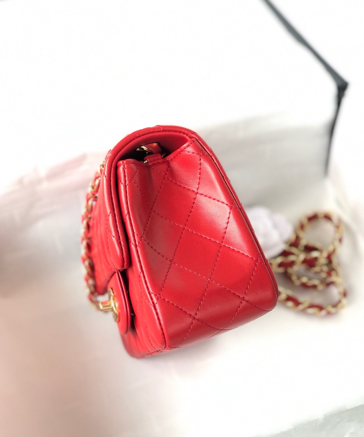 MINI SAC À RABAT CARRÉ 17 CM EN CUIR D'AGNEAU ROUGE QUINCAILLERIE DORÉ