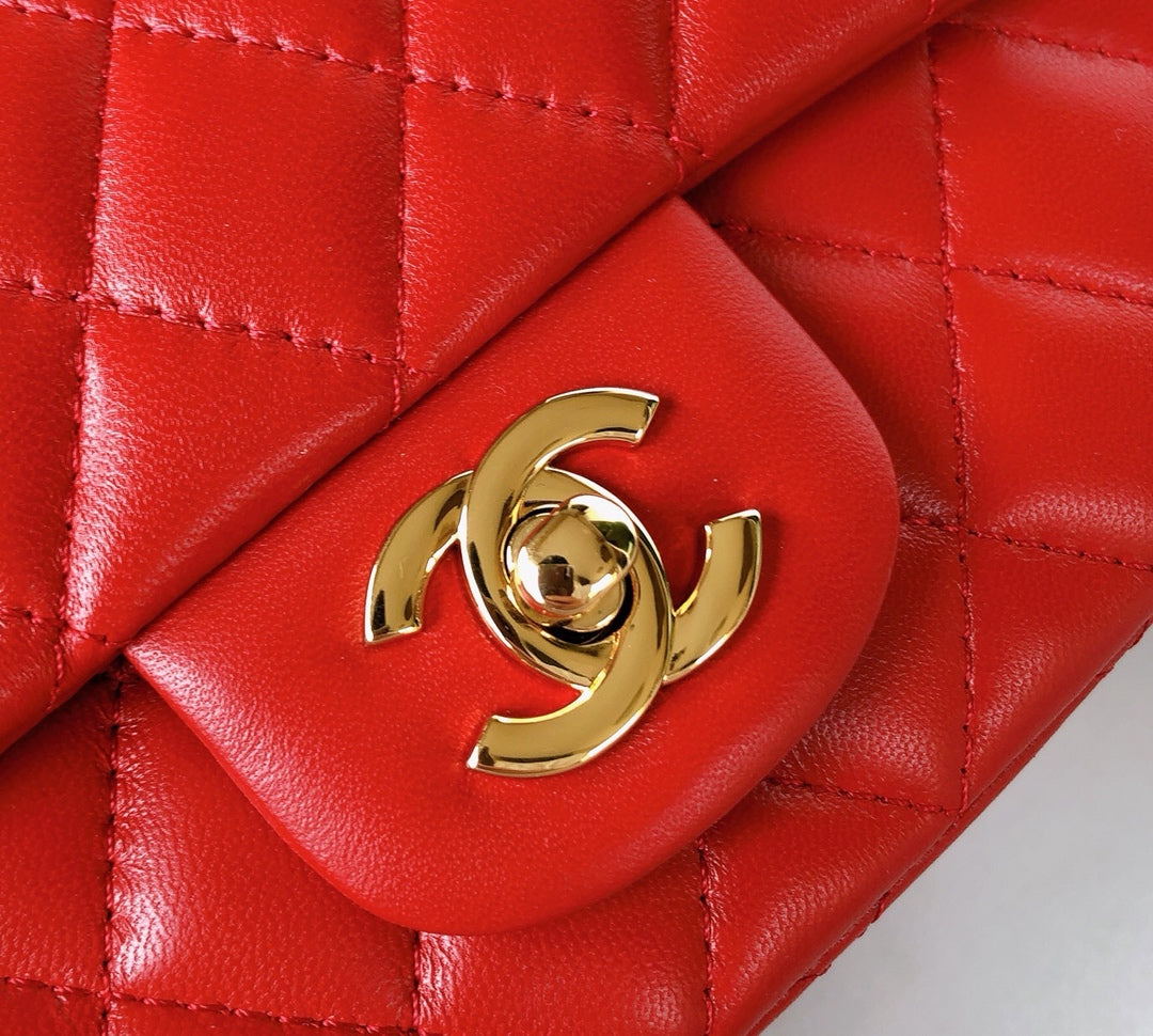 MINI SAC À RABAT CARRÉ 17 CM EN CUIR D'AGNEAU ROUGE QUINCAILLERIE DORÉ