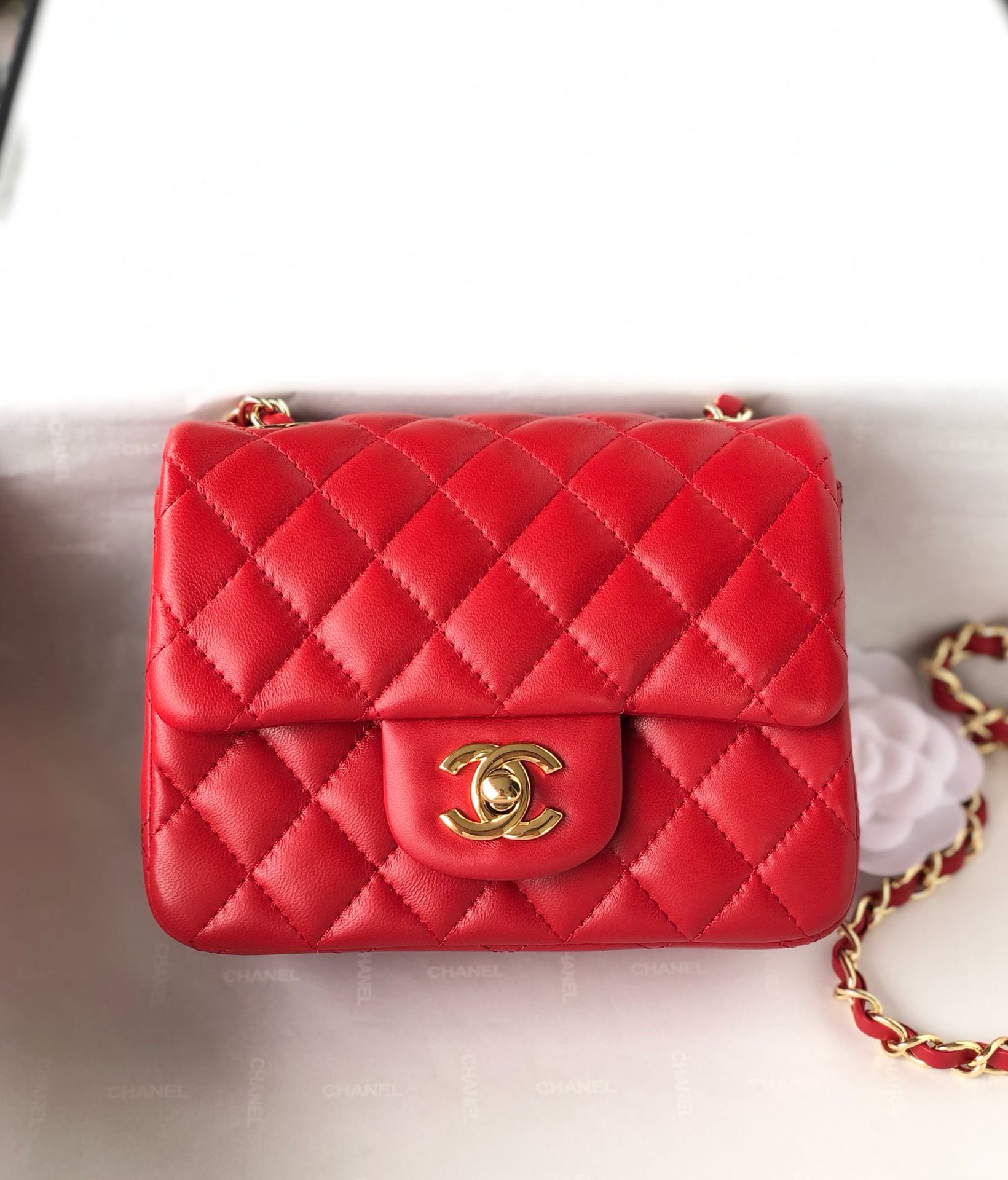 MINI SAC À RABAT CARRÉ 17 CM EN CUIR D'AGNEAU ROUGE QUINCAILLERIE DORÉ