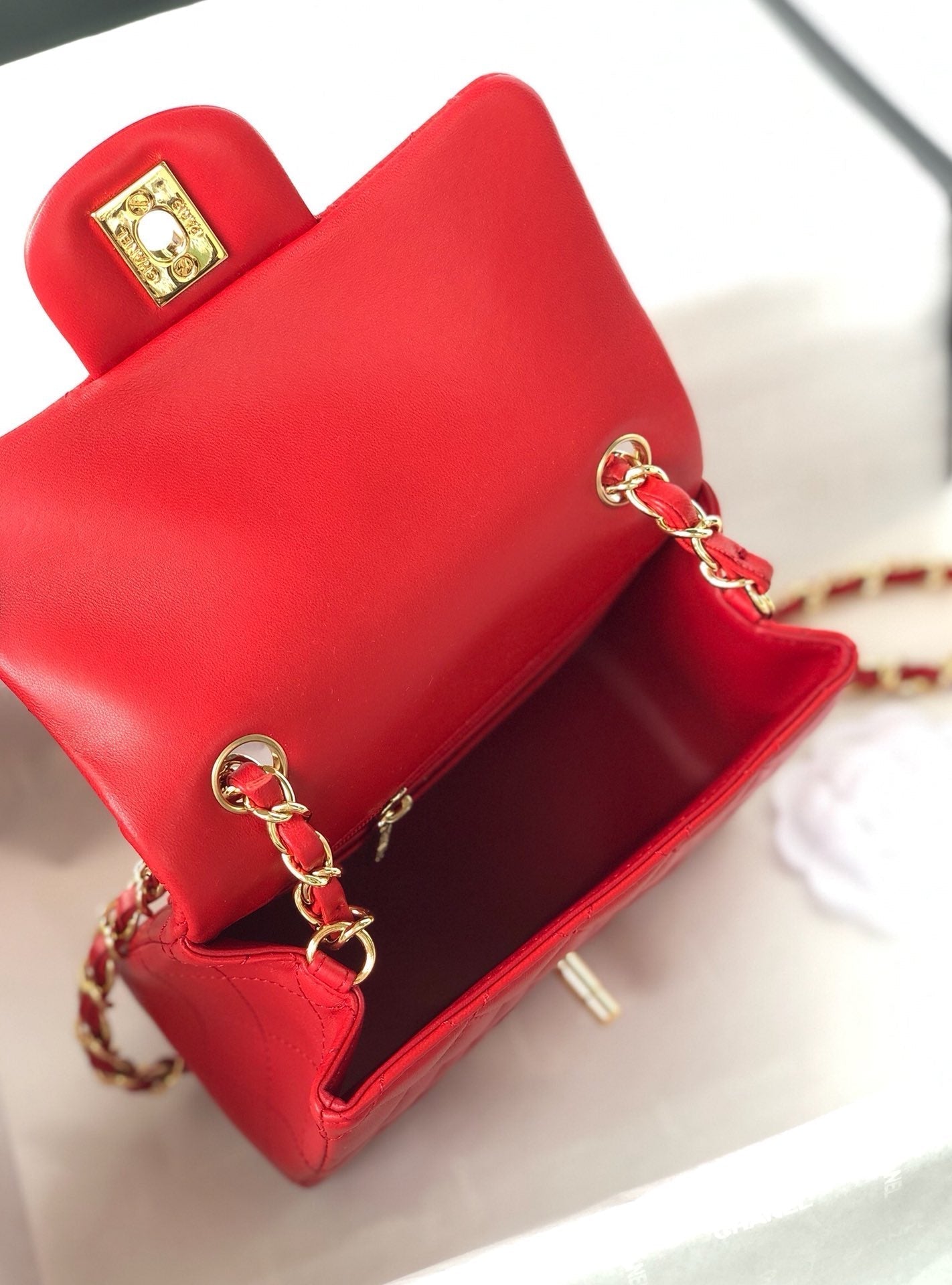 MINI SAC À RABAT CARRÉ 17 CM EN CUIR D'AGNEAU ROUGE QUINCAILLERIE DORÉ