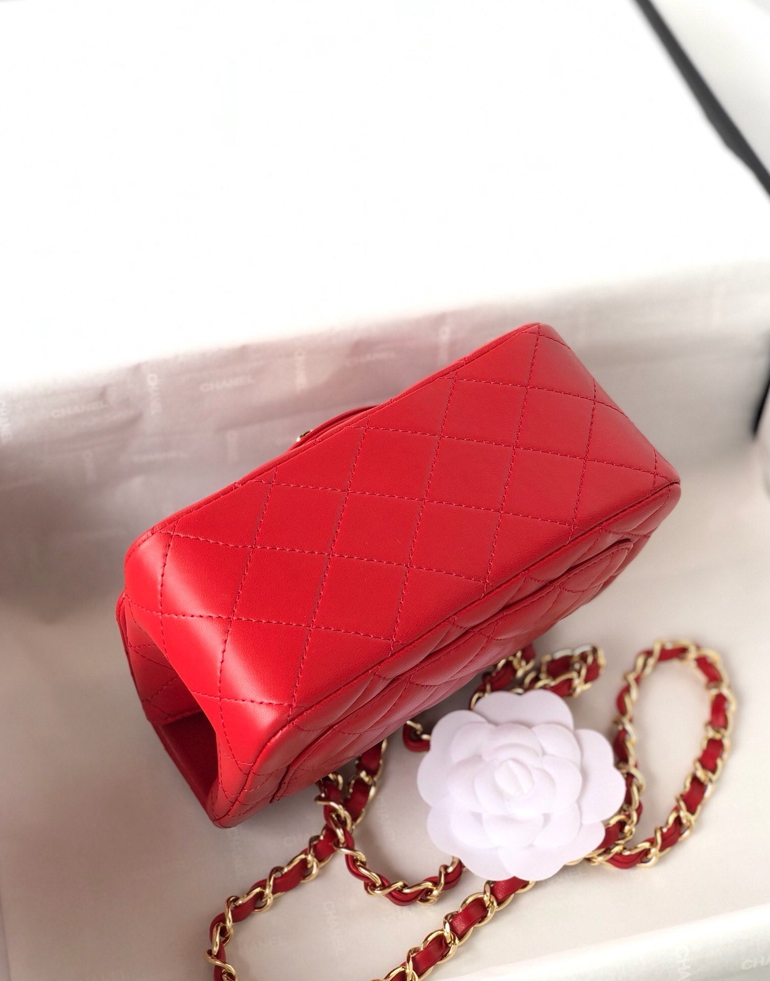 MINI SAC À RABAT CARRÉ 17 CM EN CUIR D'AGNEAU ROUGE QUINCAILLERIE DORÉ