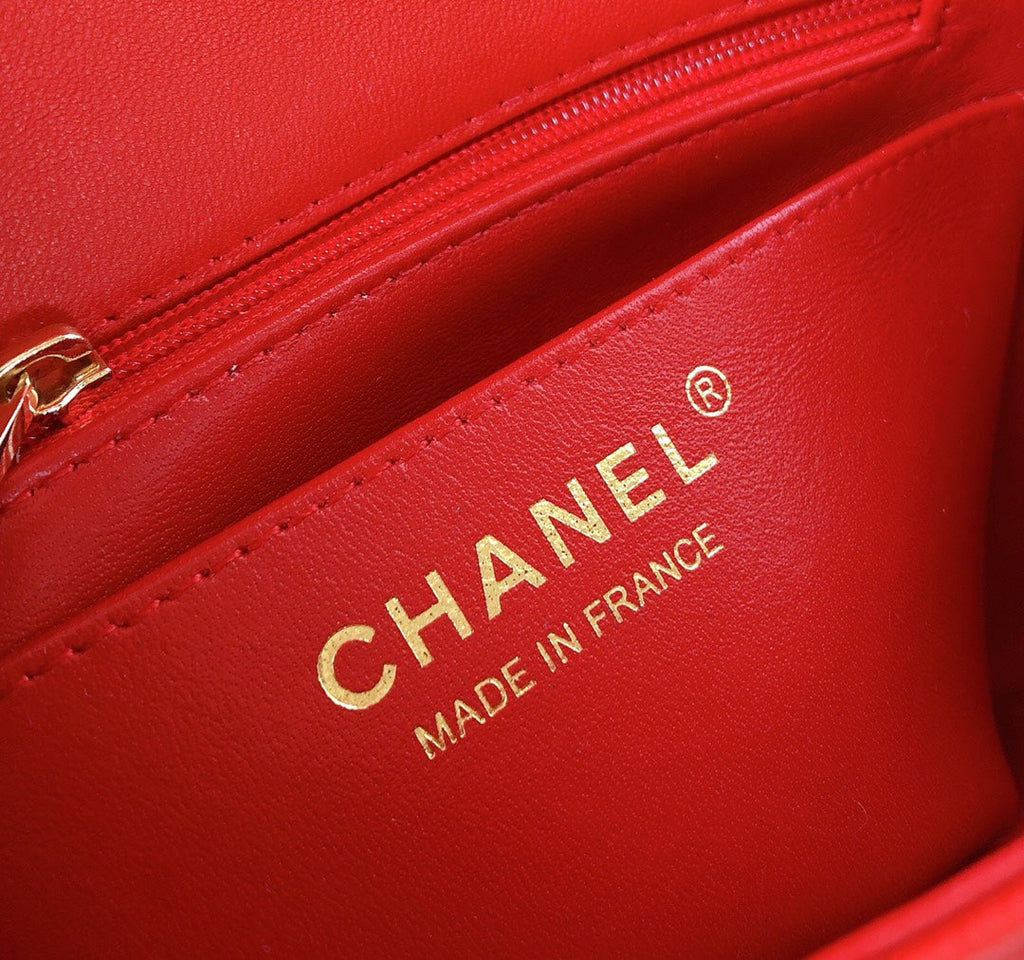 MINI SAC À RABAT CARRÉ 17 CM EN CUIR D'AGNEAU ROUGE QUINCAILLERIE DORÉ