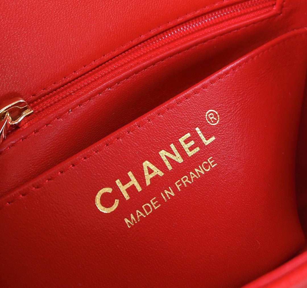 MINI SAC À RABAT CARRÉ 17 CM EN CUIR D'AGNEAU ROUGE QUINCAILLERIE DORÉ