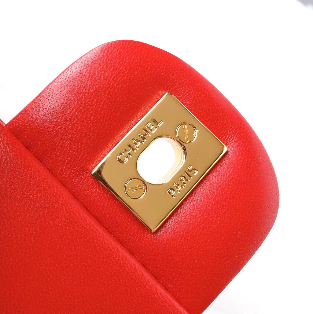 MINI SAC À RABAT CARRÉ 17 CM EN CUIR D'AGNEAU ROUGE QUINCAILLERIE DORÉ