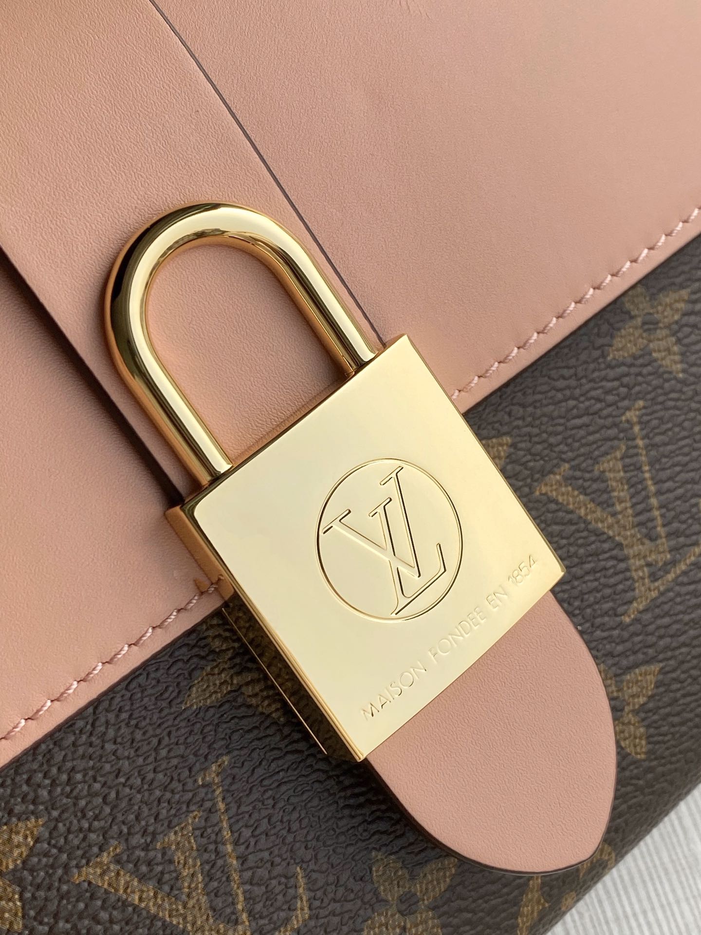 LOCKY BB 21 EN TOILE MONOGRAMME MARRON ET CUIR DE VEAU PÊCHE BOUCLE OR