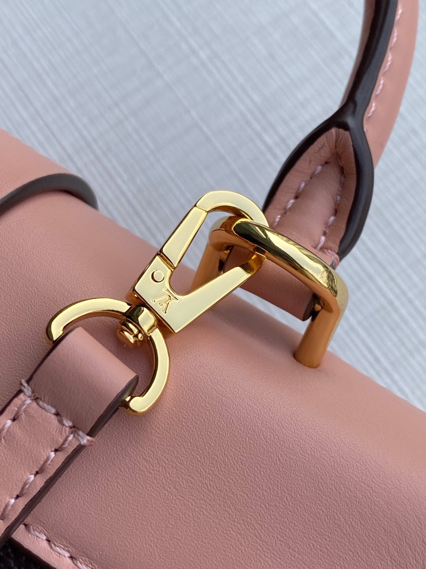 LOCKY BB 21 EN TOILE MONOGRAMME MARRON ET CUIR DE VEAU PÊCHE BOUCLE OR