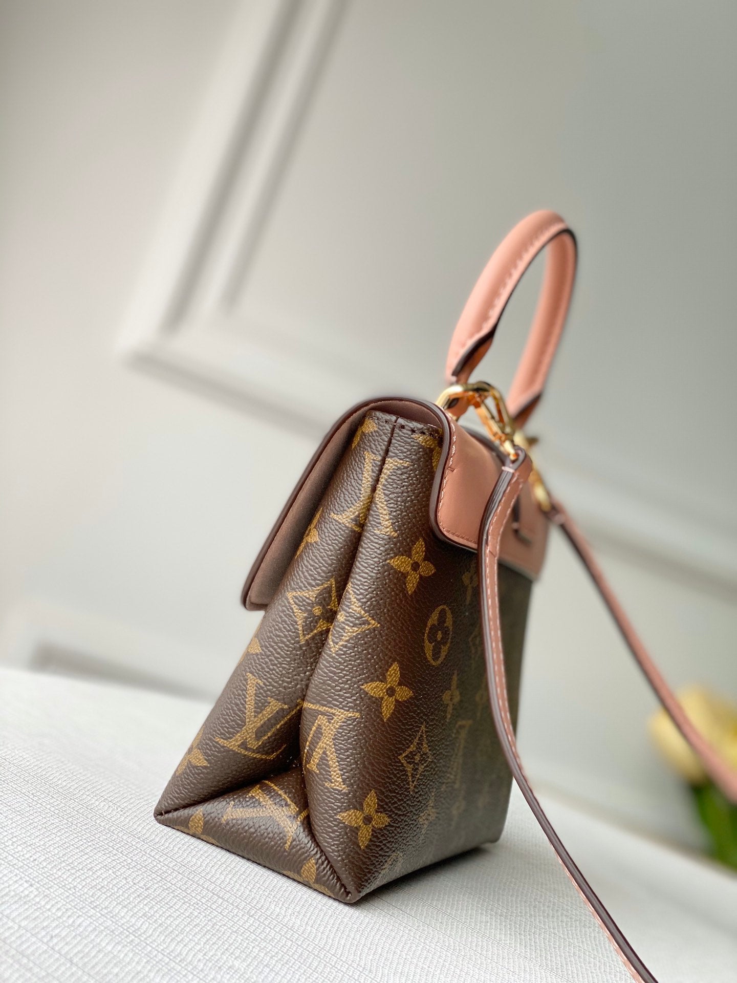 LOCKY BB 21 EN TOILE MONOGRAMME MARRON ET CUIR DE VEAU PÊCHE BOUCLE OR