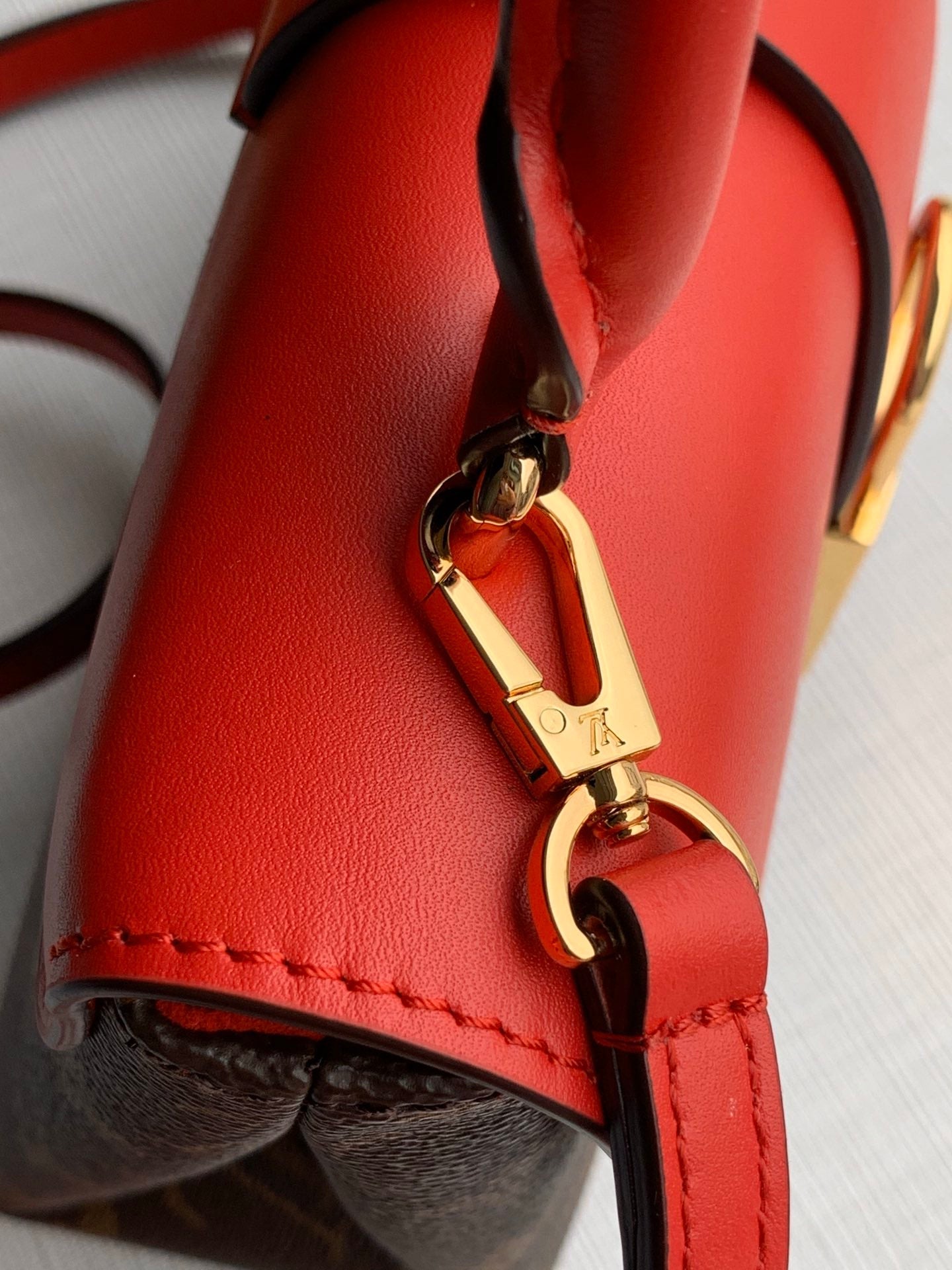 LOCKY BB 21 EN TOILE MONOGRAMME MARRON ET CUIR DE VEAU ROUGE BOUCLE OR