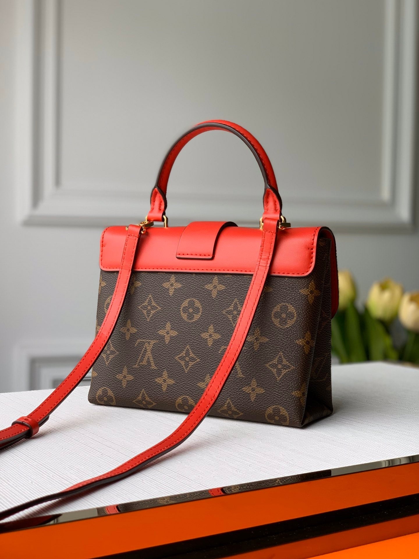 LOCKY BB 21 EN TOILE MONOGRAMME MARRON ET CUIR DE VEAU ROUGE BOUCLE OR