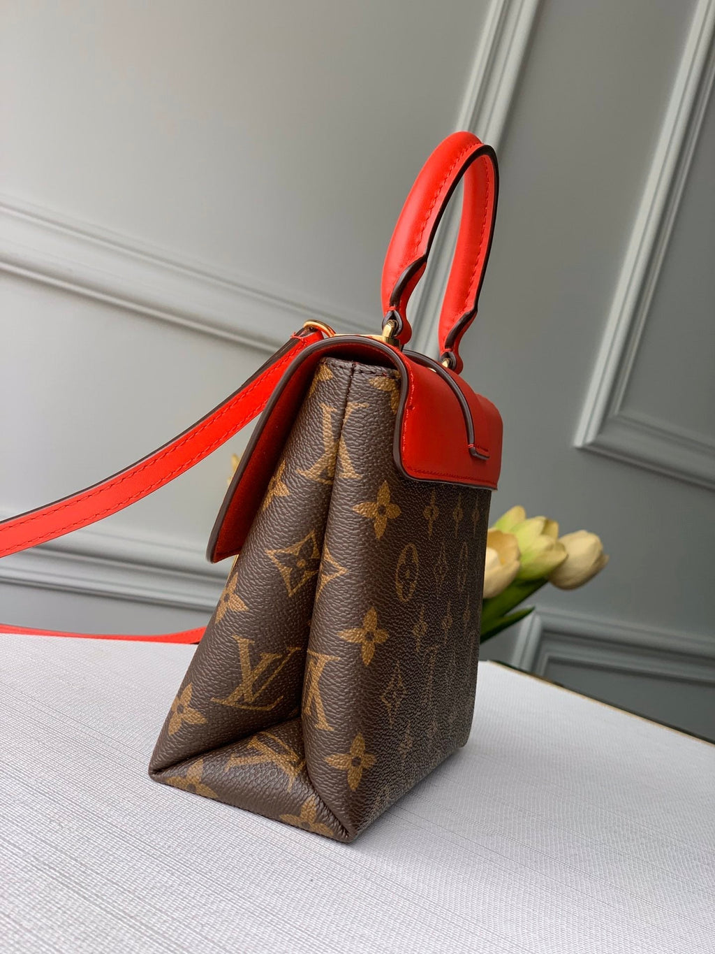 LOCKY BB 21 EN TOILE MONOGRAMME MARRON ET CUIR DE VEAU ROUGE BOUCLE OR