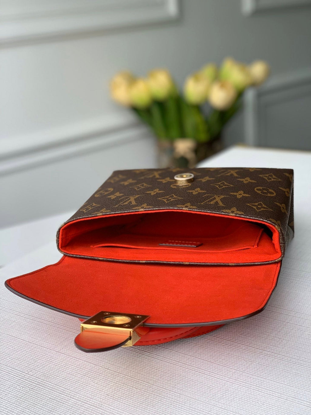 LOCKY BB 21 EN TOILE MONOGRAMME MARRON ET CUIR DE VEAU ROUGE BOUCLE OR