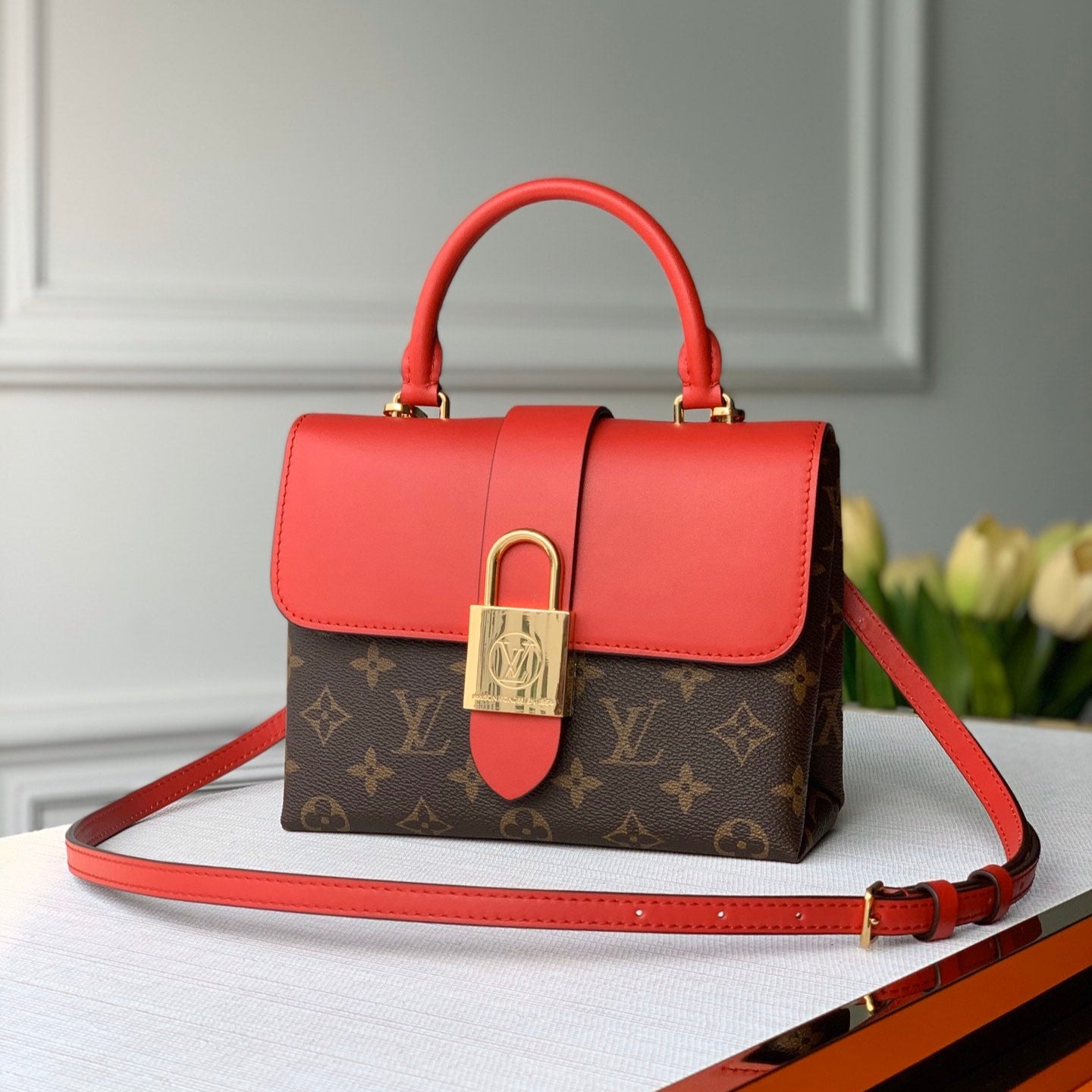 LOCKY BB 21 EN TOILE MONOGRAMME MARRON ET CUIR DE VEAU ROUGE BOUCLE OR