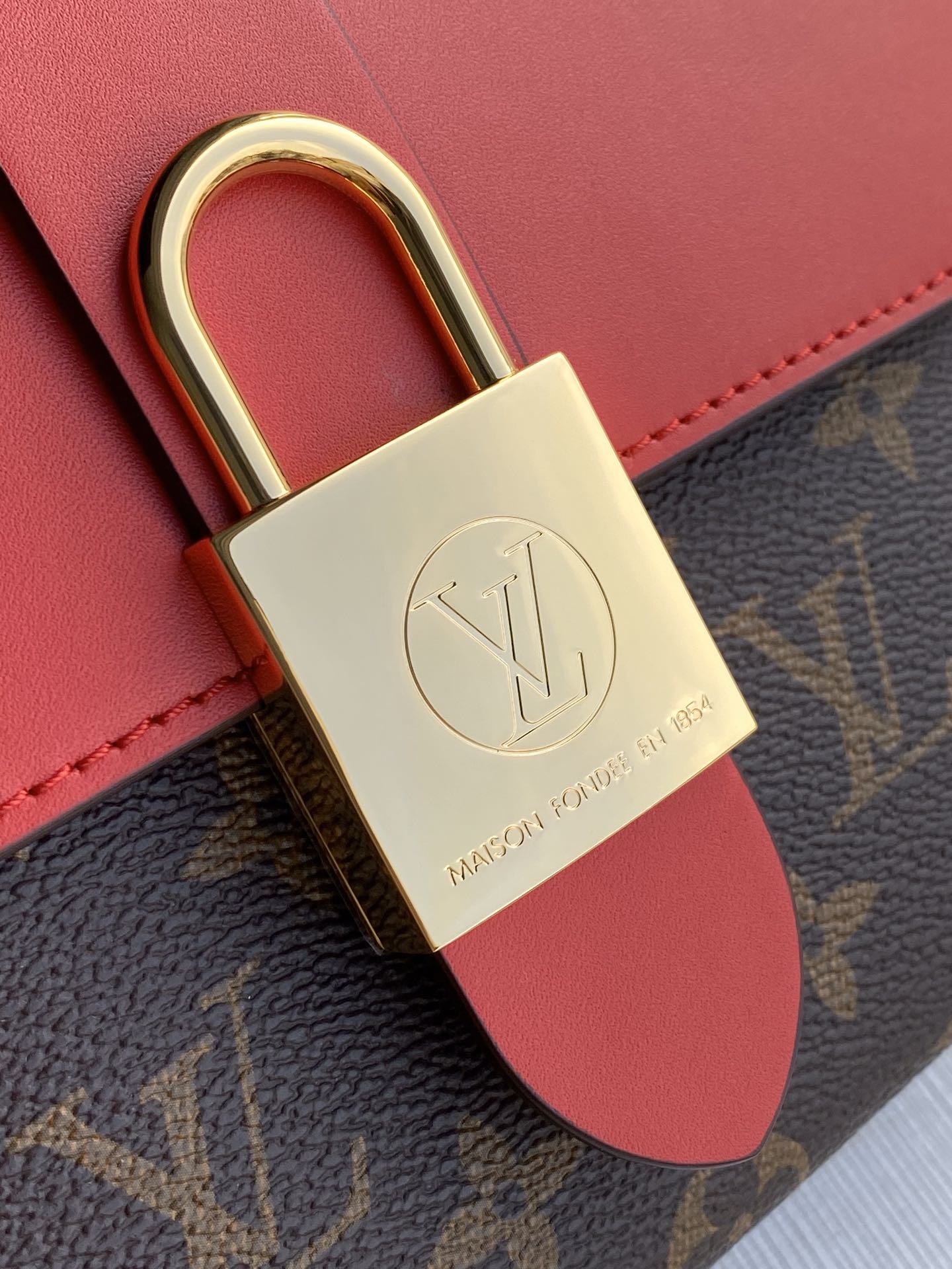 LOCKY BB 21 EN TOILE MONOGRAMME MARRON ET CUIR DE VEAU ROUGE BOUCLE OR
