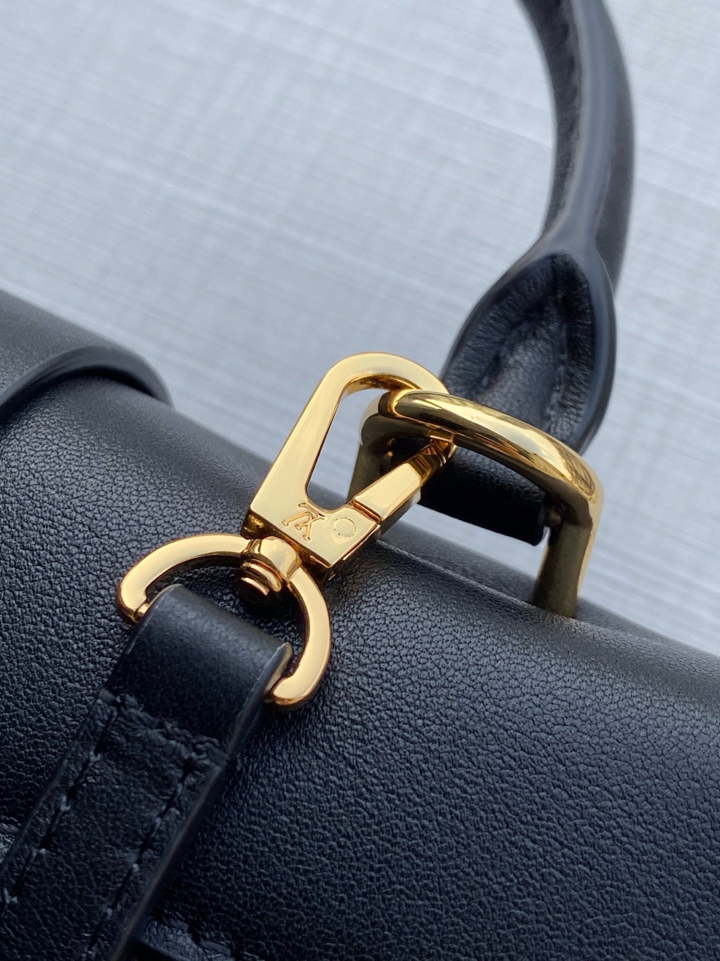LOCKY BB 21 EN TOILE MONOGRAMME MARRON ET CUIR DE VEAU NOIR BOUCLE OR