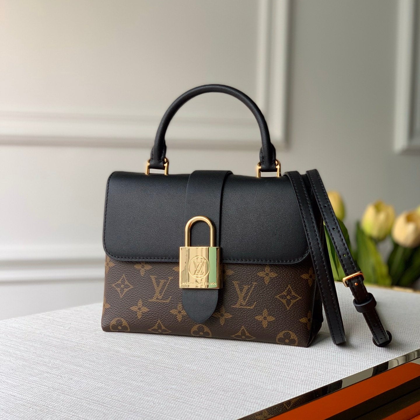 LOCKY BB 21 EN TOILE MONOGRAMME MARRON ET CUIR DE VEAU NOIR BOUCLE OR
