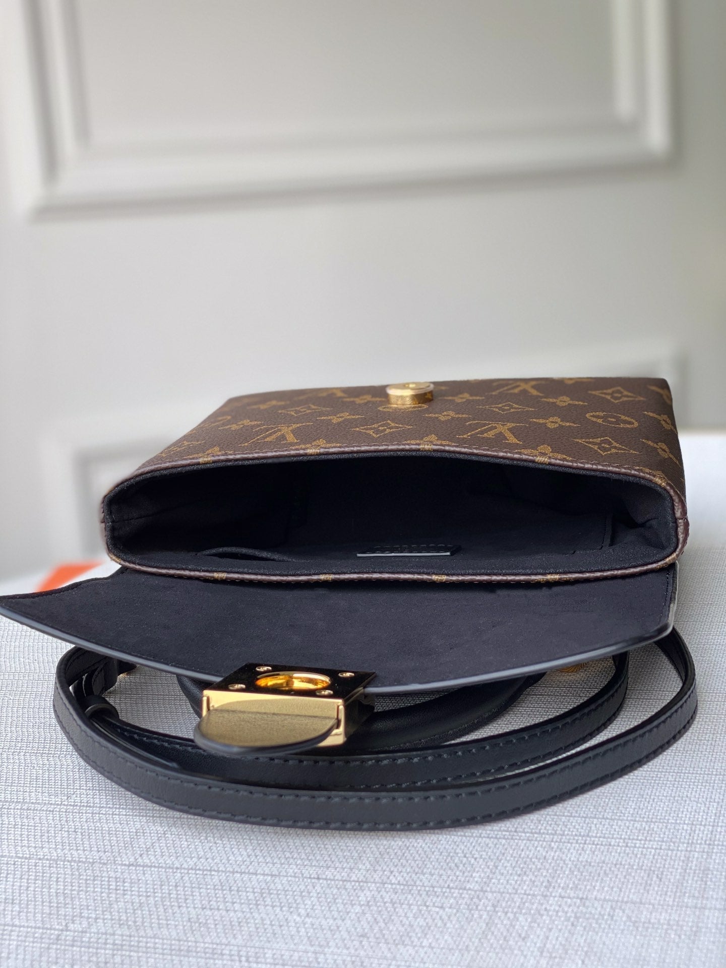 LOCKY BB 21 EN TOILE MONOGRAMME MARRON ET CUIR DE VEAU NOIR BOUCLE OR