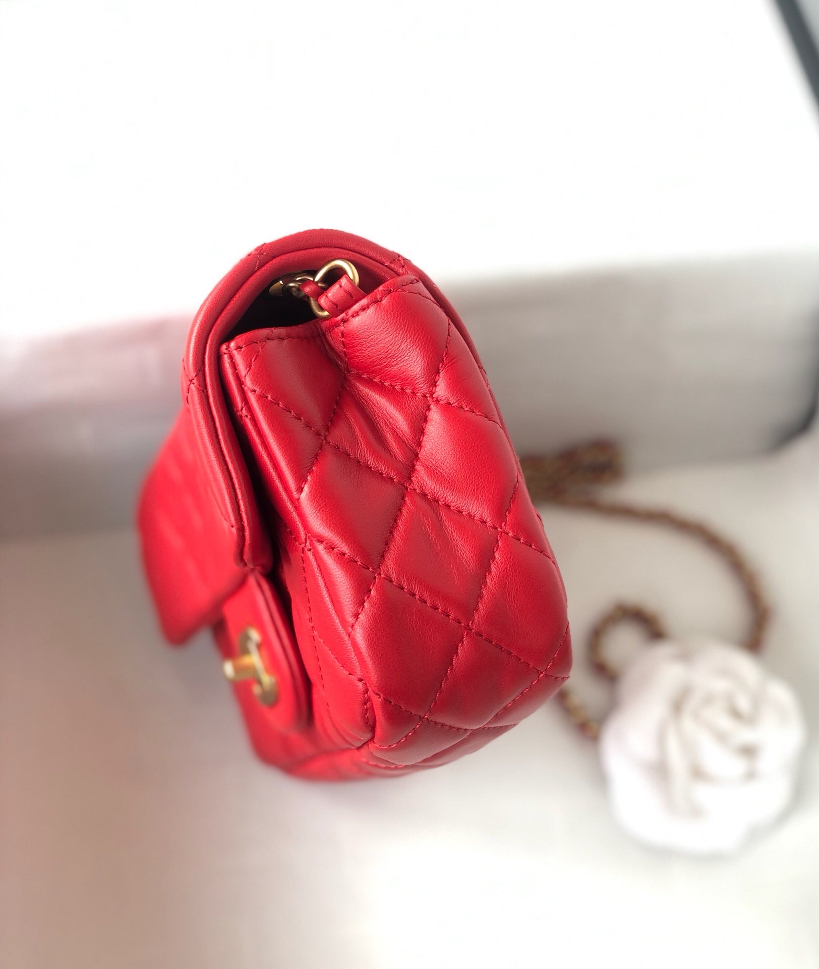 MINI SAC À RABAT CLASSIQUE RECTANGLE 20 CM CUIR D'AGNEAU ROUGE QUINCAILLERIE DORÉ