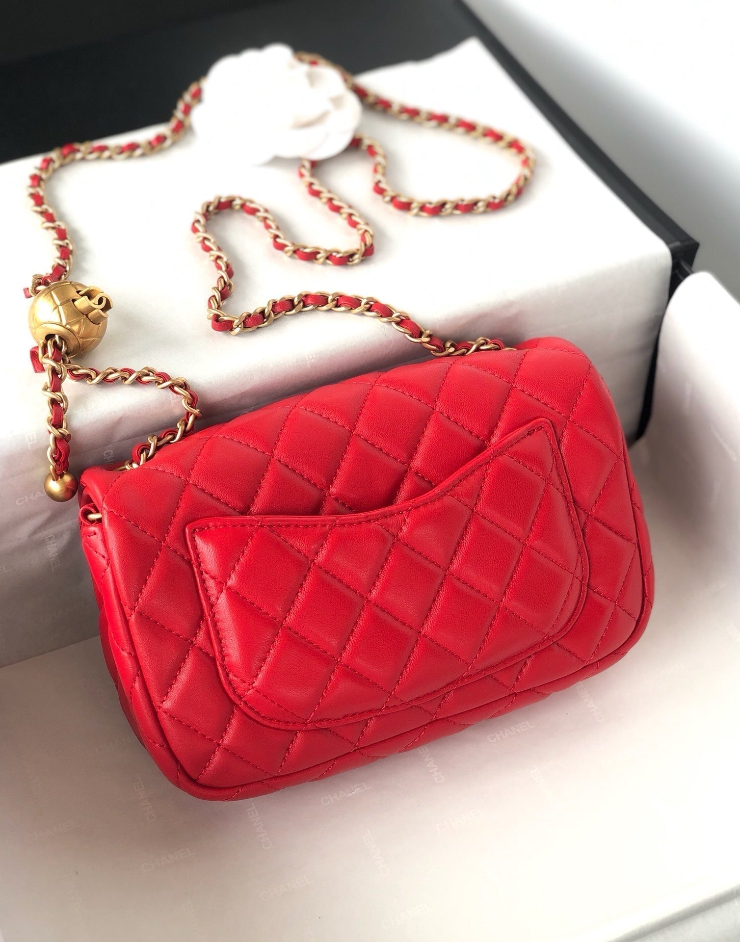 MINI SAC À RABAT CLASSIQUE RECTANGLE 20 CM CUIR D'AGNEAU ROUGE QUINCAILLERIE DORÉ