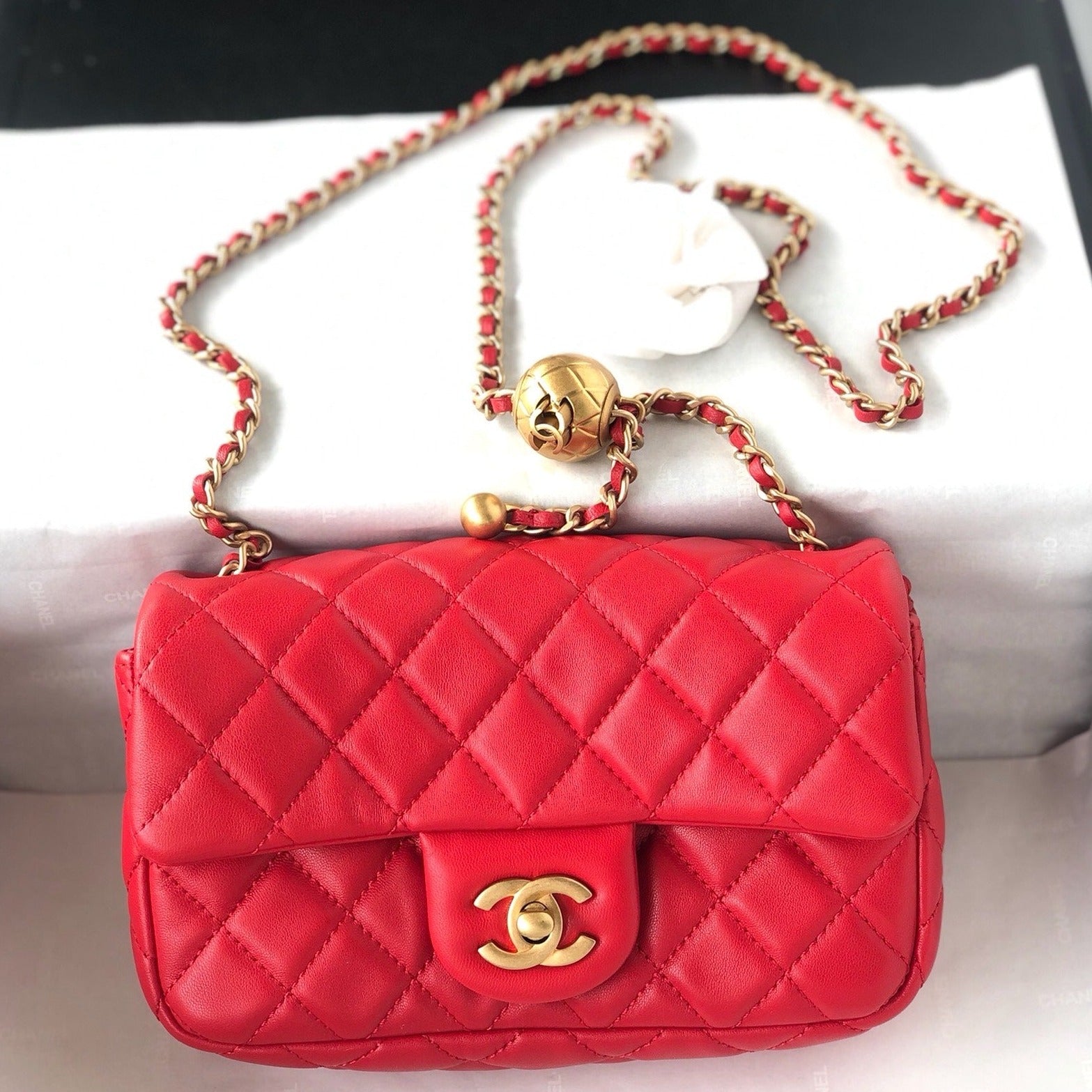 MINI SAC À RABAT CLASSIQUE RECTANGLE 20 CM CUIR D'AGNEAU ROUGE QUINCAILLERIE DORÉ