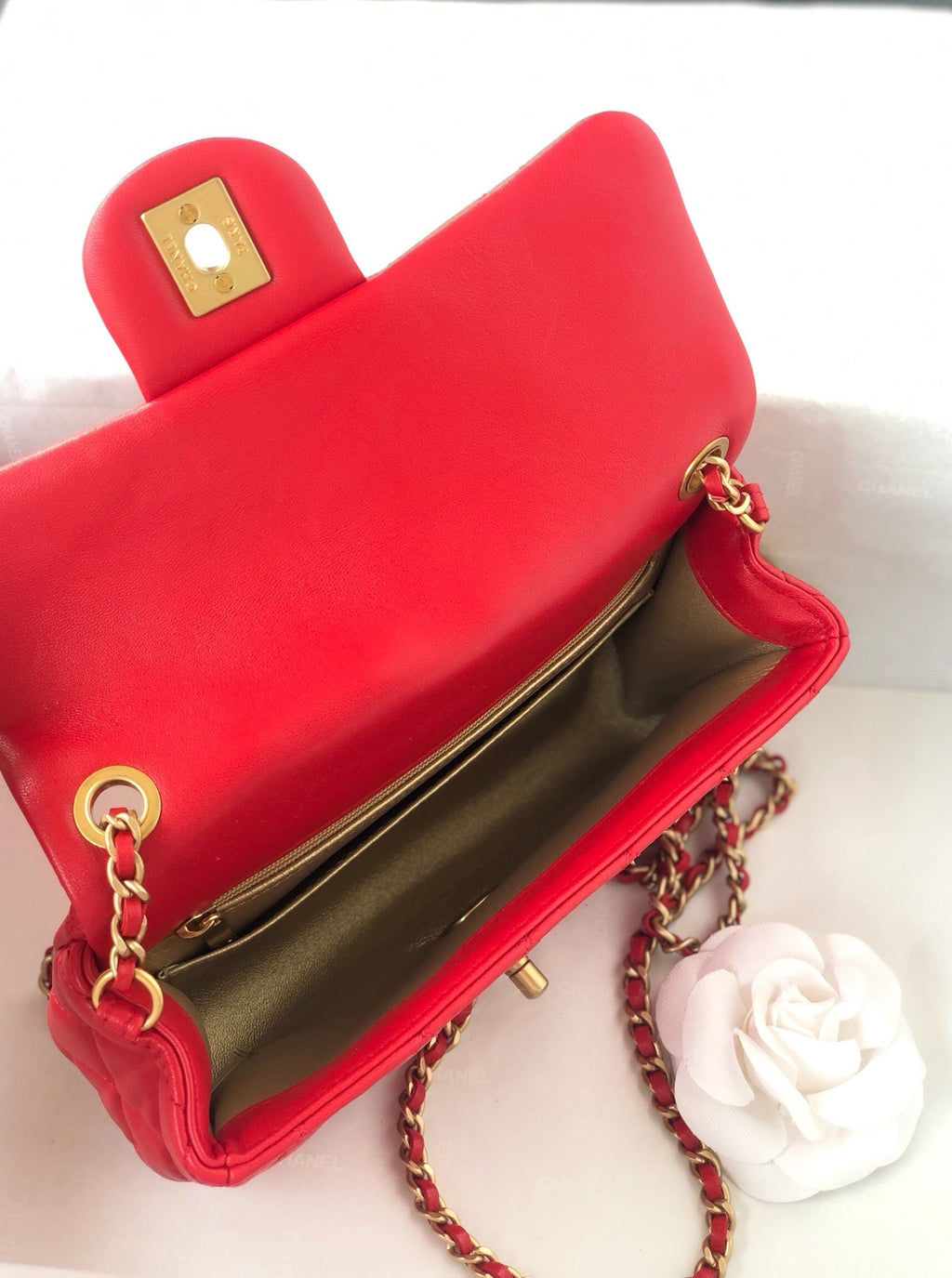 MINI SAC À RABAT CLASSIQUE RECTANGLE 20 CM CUIR D'AGNEAU ROUGE QUINCAILLERIE DORÉ