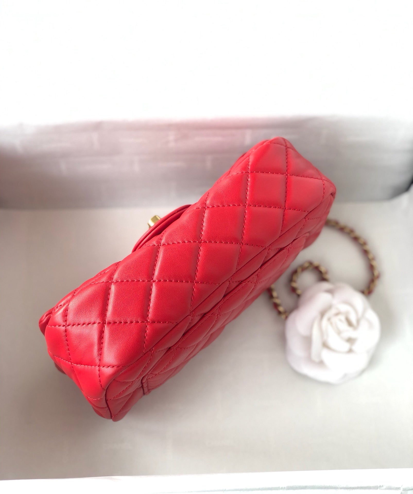 MINI SAC À RABAT CLASSIQUE RECTANGLE 20 CM CUIR D'AGNEAU ROUGE QUINCAILLERIE DORÉ