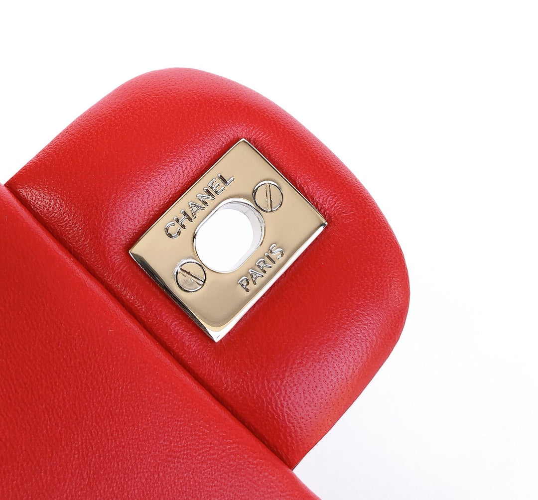 MINI SAC À RABAT RECTANGLE 20 CM EN CUIR DE VEAU VERNI ROUGE, QUINCAILLERIE ARGENTÉE