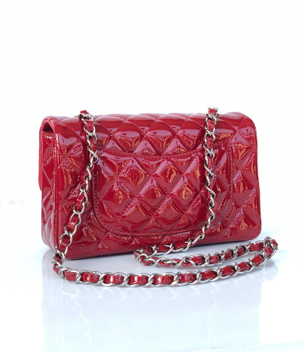 MINI SAC À RABAT RECTANGLE 20 CM EN CUIR DE VEAU VERNI ROUGE, QUINCAILLERIE ARGENTÉE