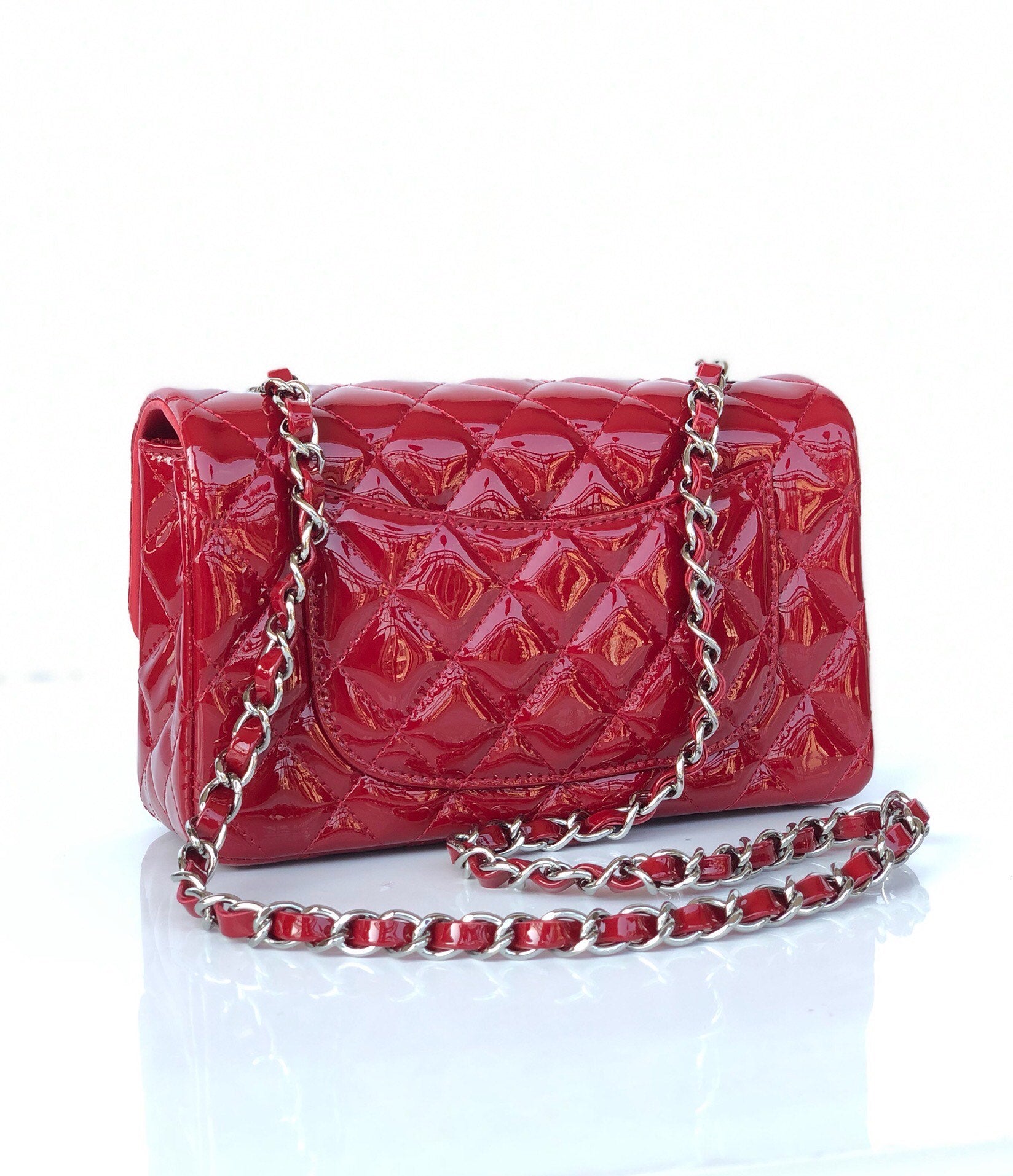 MINI SAC À RABAT RECTANGLE 20 CM EN CUIR DE VEAU VERNI ROUGE, QUINCAILLERIE ARGENTÉE