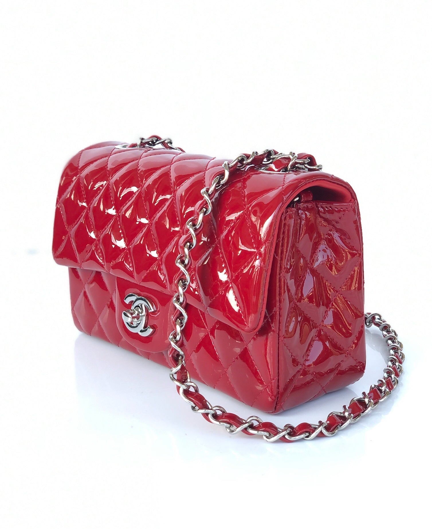 MINI SAC À RABAT RECTANGLE 20 CM EN CUIR DE VEAU VERNI ROUGE, QUINCAILLERIE ARGENTÉE