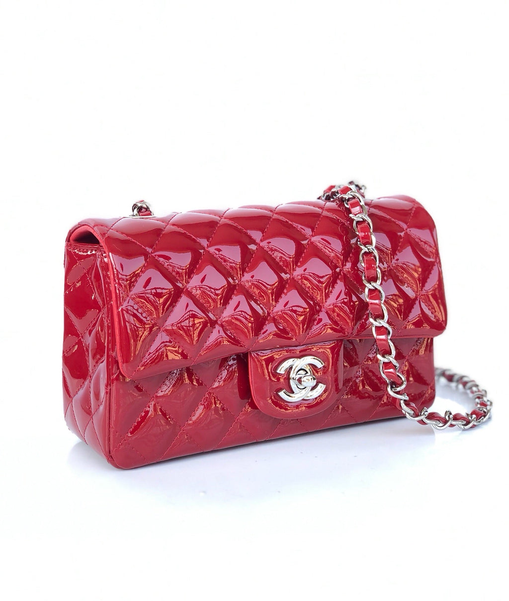 MINI SAC À RABAT RECTANGLE 20 CM EN CUIR DE VEAU VERNI ROUGE, QUINCAILLERIE ARGENTÉE