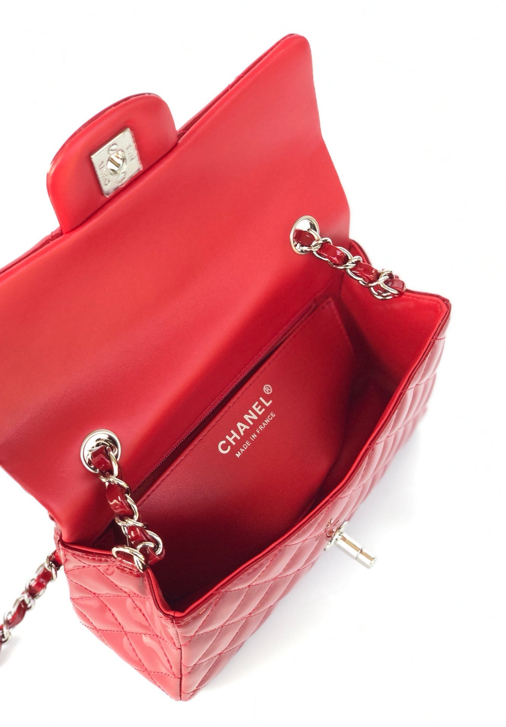 MINI SAC À RABAT RECTANGLE 20 CM EN CUIR DE VEAU VERNI ROUGE, QUINCAILLERIE ARGENTÉE