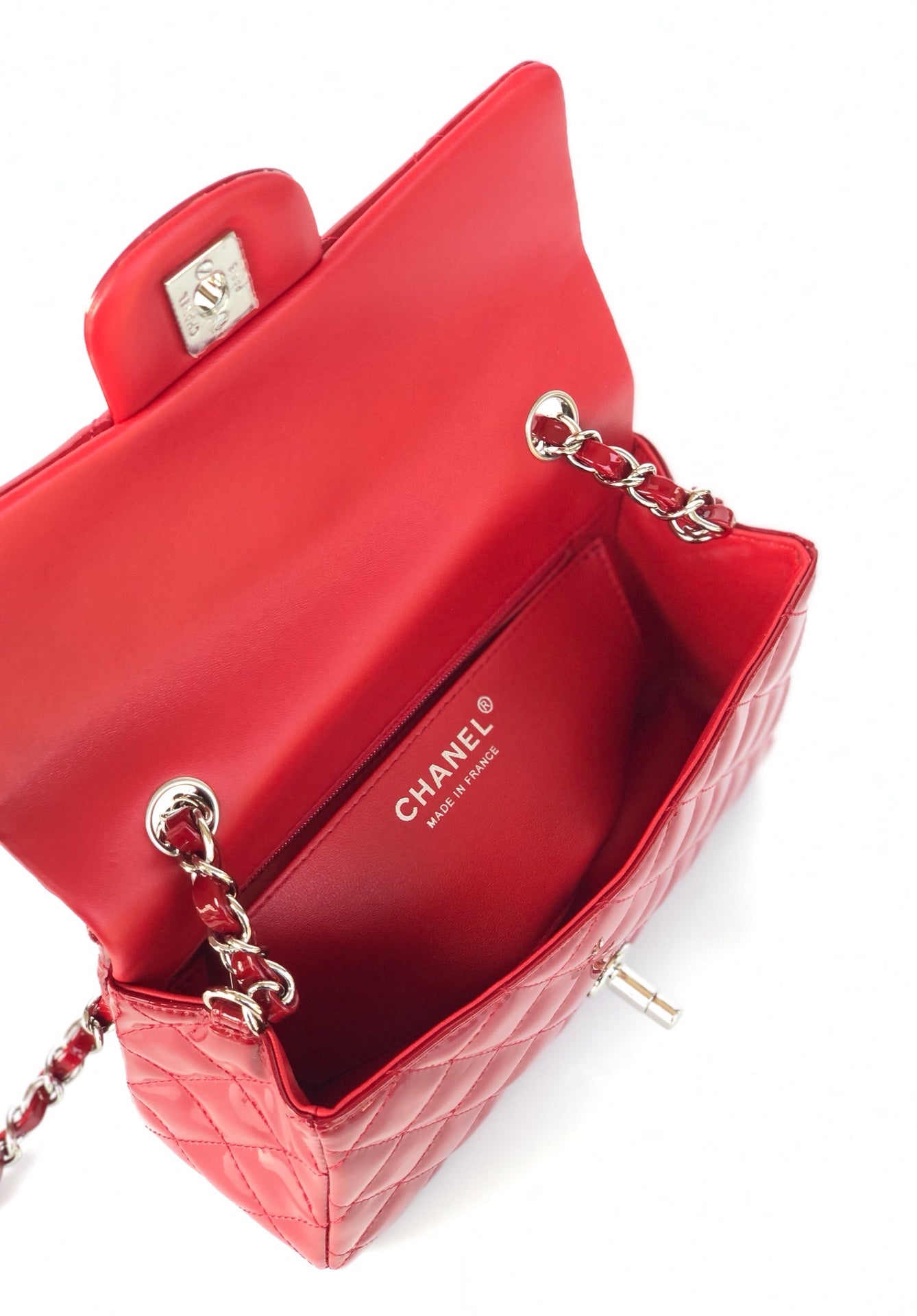 MINI SAC À RABAT RECTANGLE 20 CM EN CUIR DE VEAU VERNI ROUGE, QUINCAILLERIE ARGENTÉE