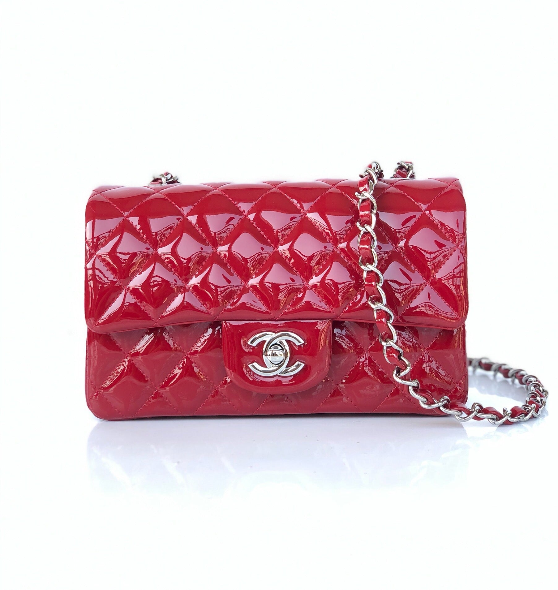 MINI SAC À RABAT RECTANGLE 20 CM EN CUIR DE VEAU VERNI ROUGE, QUINCAILLERIE ARGENTÉE