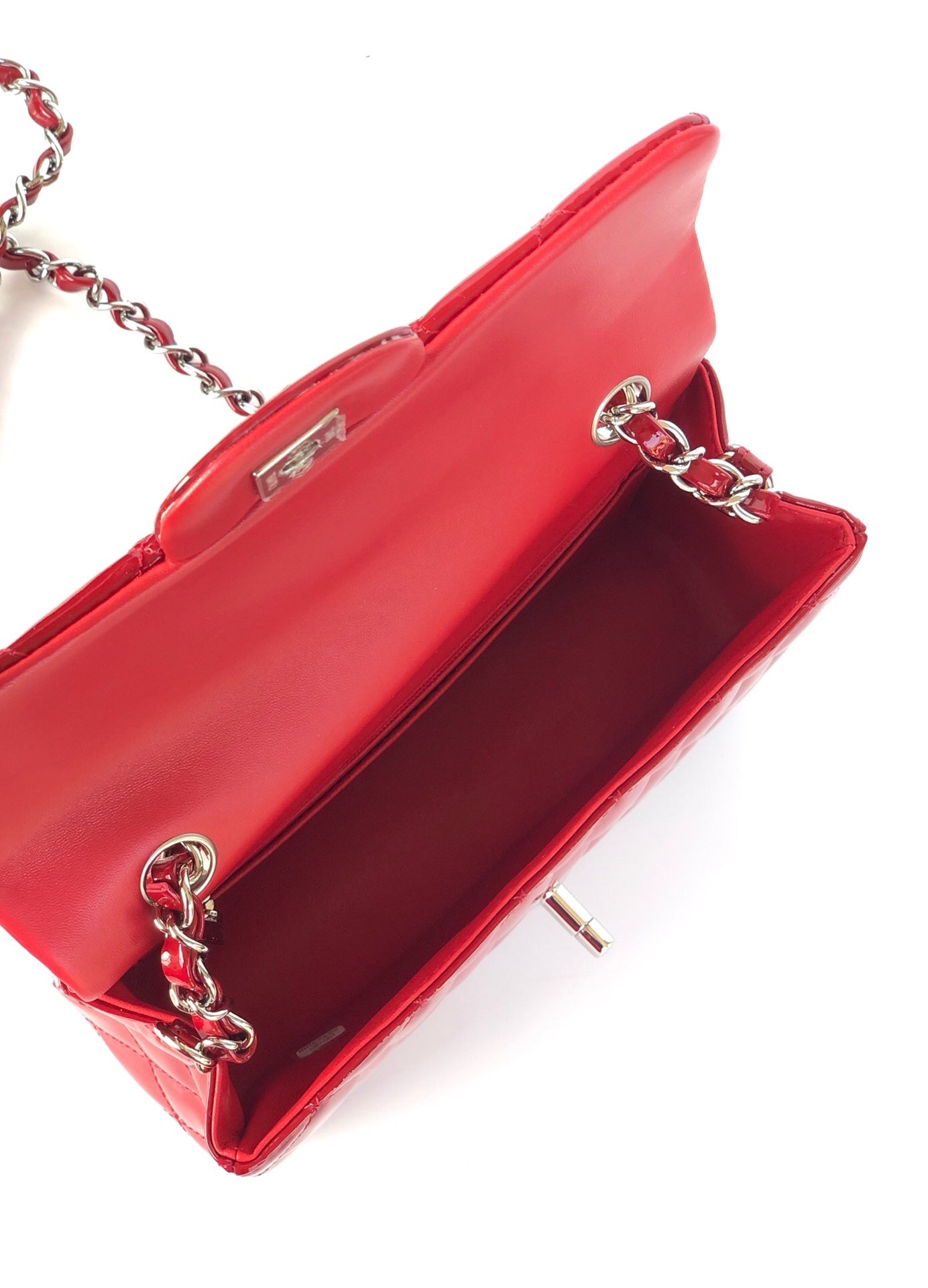 MINI SAC À RABAT RECTANGLE 20 CM EN CUIR DE VEAU VERNI ROUGE, QUINCAILLERIE ARGENTÉE