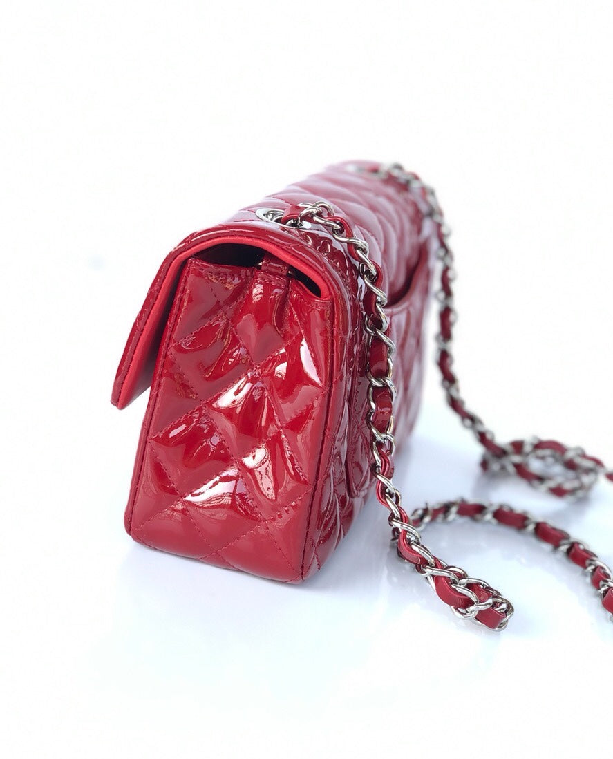 MINI SAC À RABAT RECTANGLE 20 CM EN CUIR DE VEAU VERNI ROUGE, QUINCAILLERIE ARGENTÉE