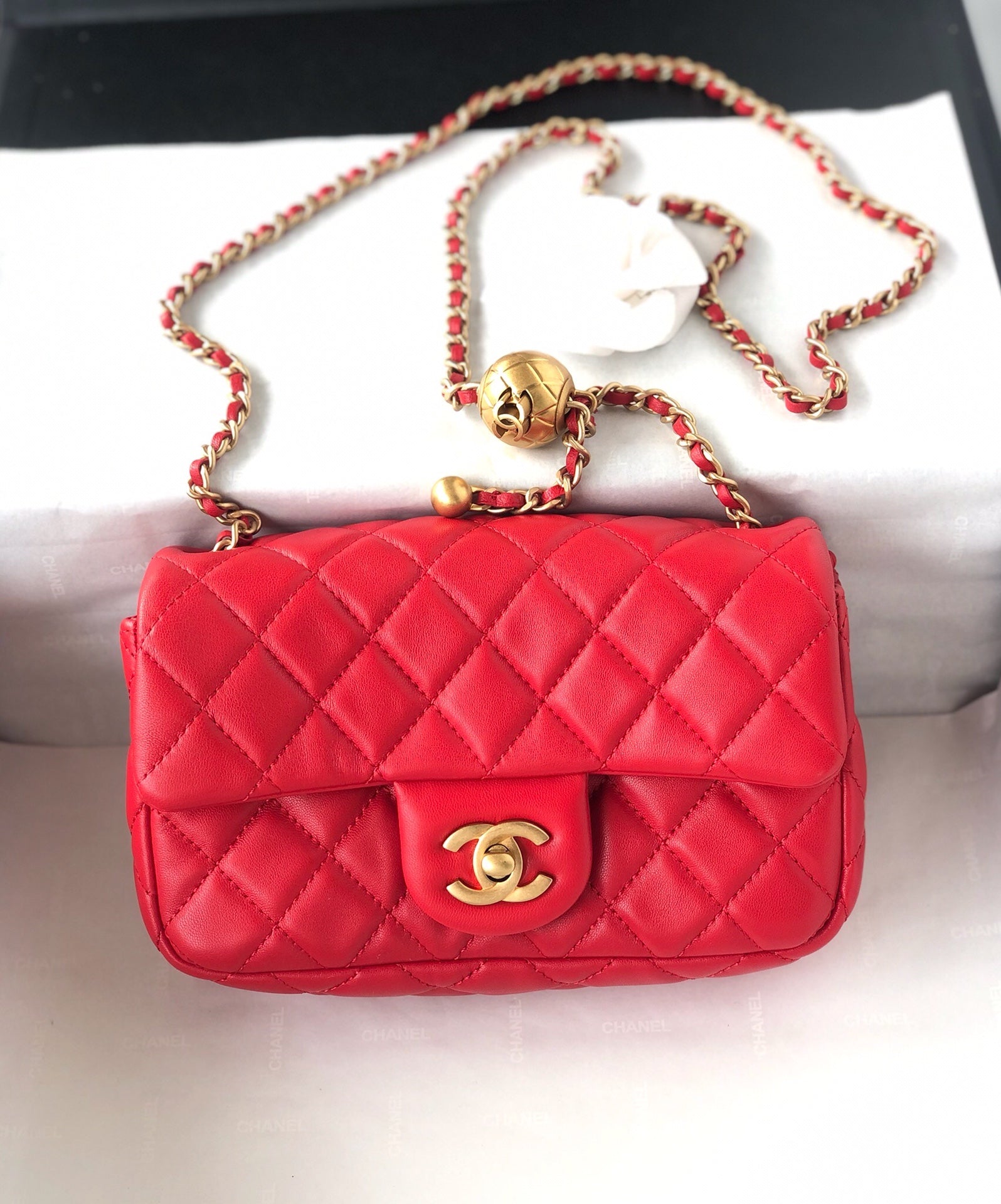 MINI SAC À RABAT CLASSIQUE RECTANGLE 20 CM CUIR D'AGNEAU ROUGE QUINCAILLERIE DORÉ