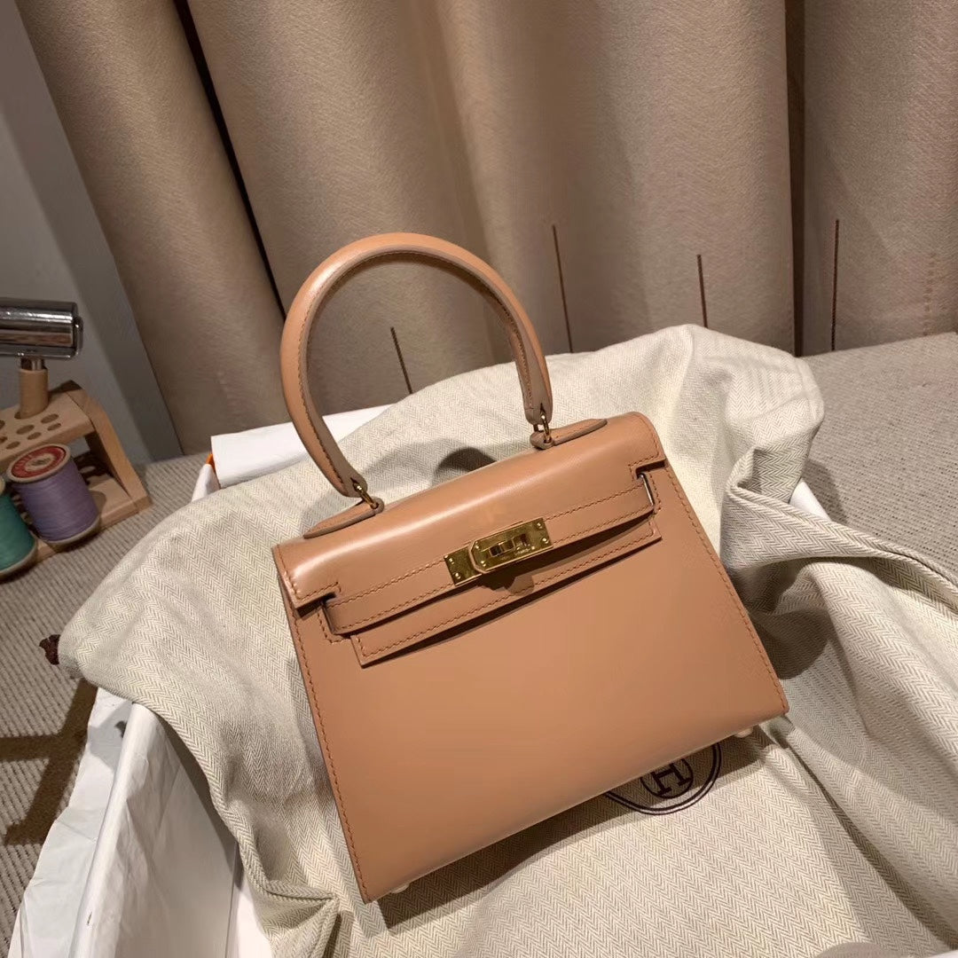 SAC KELLY MINI 20 EN CUIR DE VEAU LISSE ROSE CORAIL AVEC QUINCAILLERIE DORÉ (FABRIQUÉ SUR COMMANDE)
