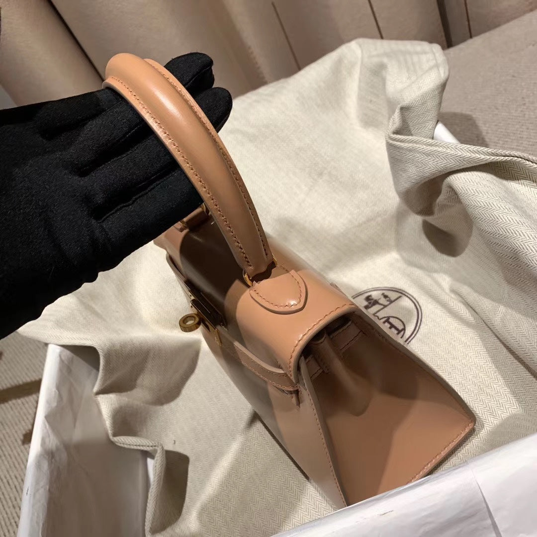 SAC KELLY MINI 20 EN CUIR DE VEAU LISSE ROSE CORAIL AVEC QUINCAILLERIE DORÉ (FABRIQUÉ SUR COMMANDE)