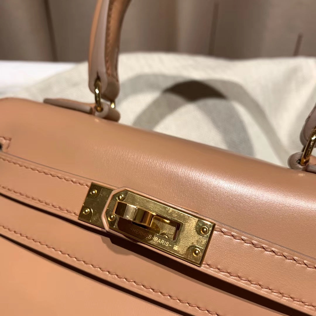 SAC KELLY MINI 20 EN CUIR DE VEAU LISSE ROSE CORAIL AVEC QUINCAILLERIE DORÉ (FABRIQUÉ SUR COMMANDE)