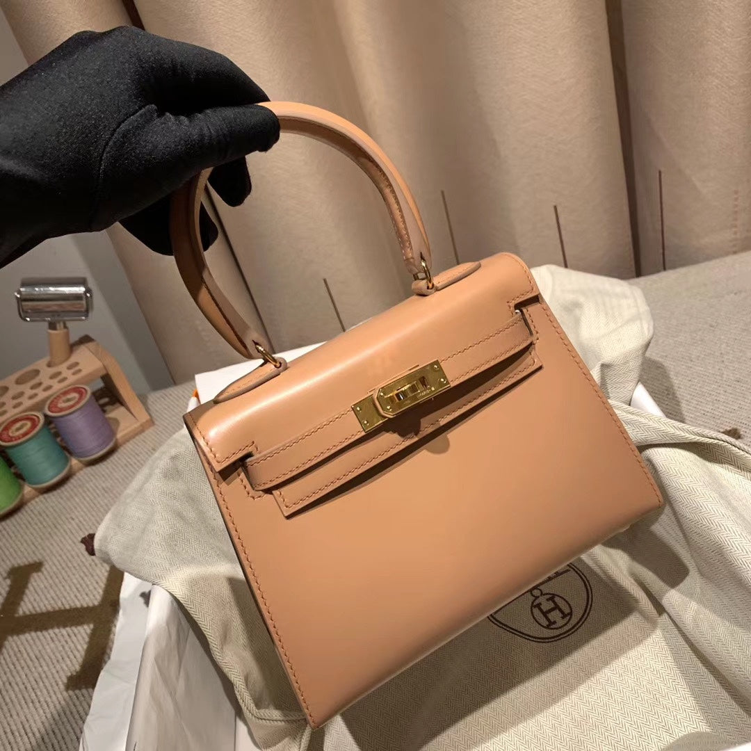 SAC KELLY MINI 20 EN CUIR DE VEAU LISSE ROSE CORAIL AVEC QUINCAILLERIE DORÉ (FABRIQUÉ SUR COMMANDE)