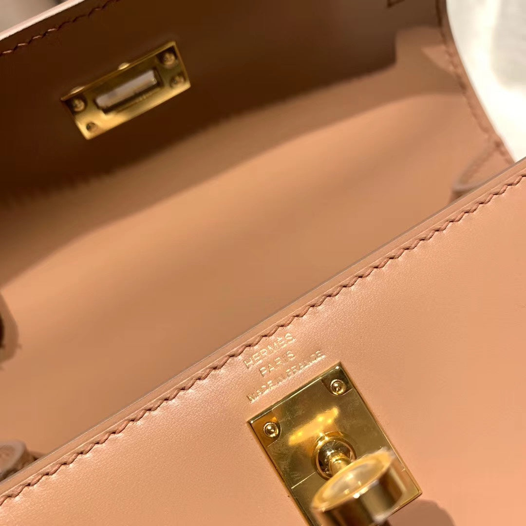 SAC KELLY MINI 20 EN CUIR DE VEAU LISSE ROSE CORAIL AVEC QUINCAILLERIE DORÉ (FABRIQUÉ SUR COMMANDE)