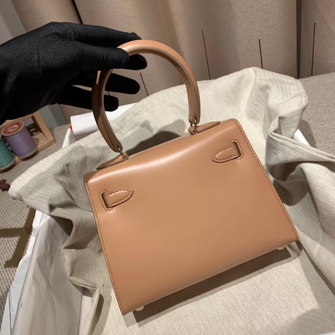 SAC KELLY MINI 20 EN CUIR DE VEAU LISSE ROSE CORAIL AVEC QUINCAILLERIE DORÉ (FABRIQUÉ SUR COMMANDE)