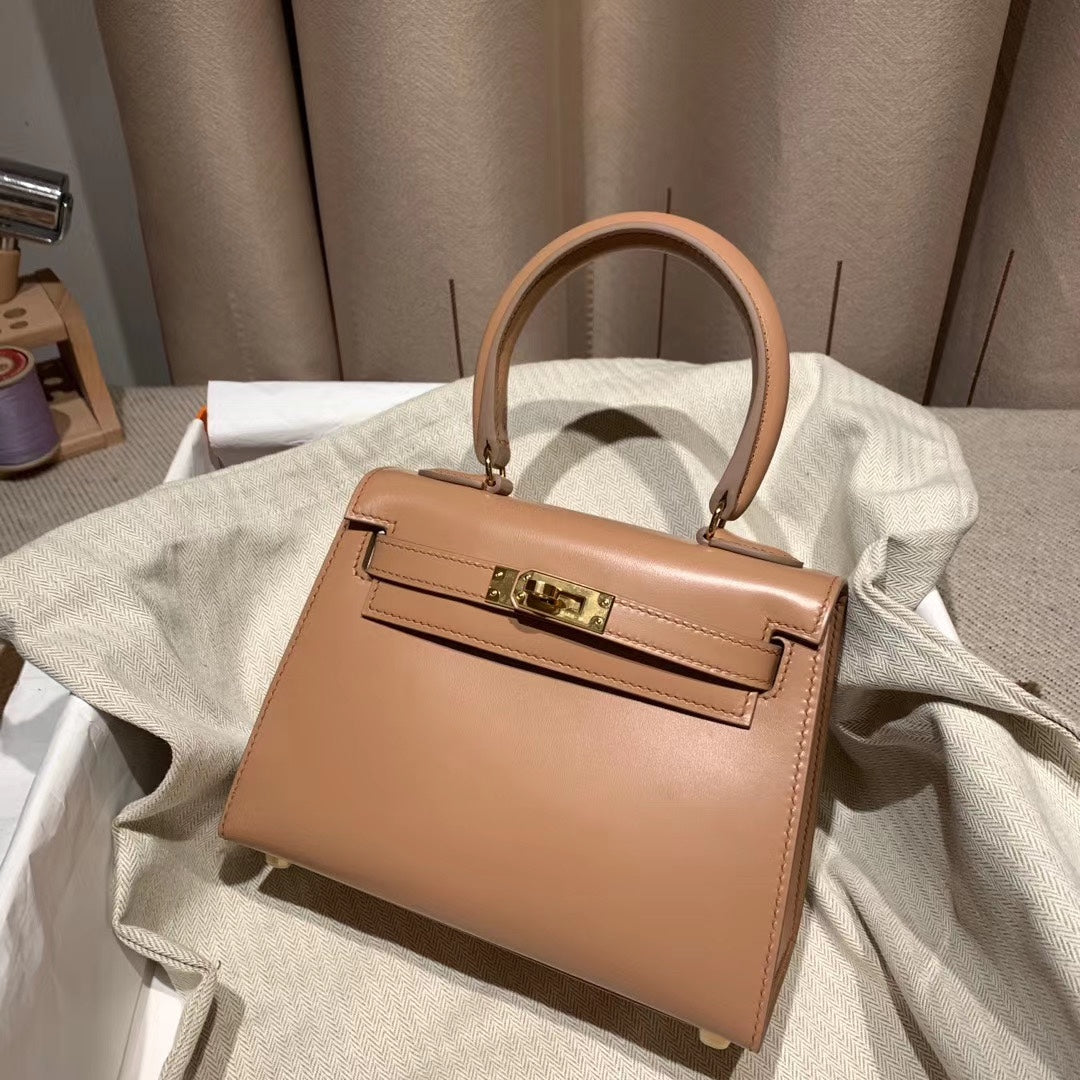 SAC KELLY MINI 20 EN CUIR DE VEAU LISSE ROSE CORAIL AVEC QUINCAILLERIE DORÉ (FABRIQUÉ SUR COMMANDE)