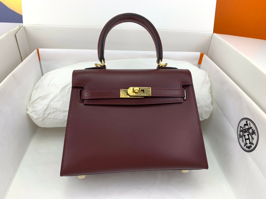 SAC KELLY MINI 20 EN CUIR DE VEAU LISSE ROUGE VIN AVEC QUINCAILLERIE DORÉ (FABRIQUÉ SUR COMMANDE)