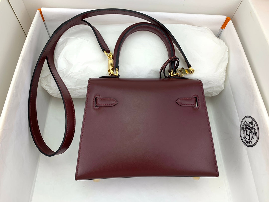 SAC KELLY MINI 20 EN CUIR DE VEAU LISSE ROUGE VIN AVEC QUINCAILLERIE DORÉ (FABRIQUÉ SUR COMMANDE)