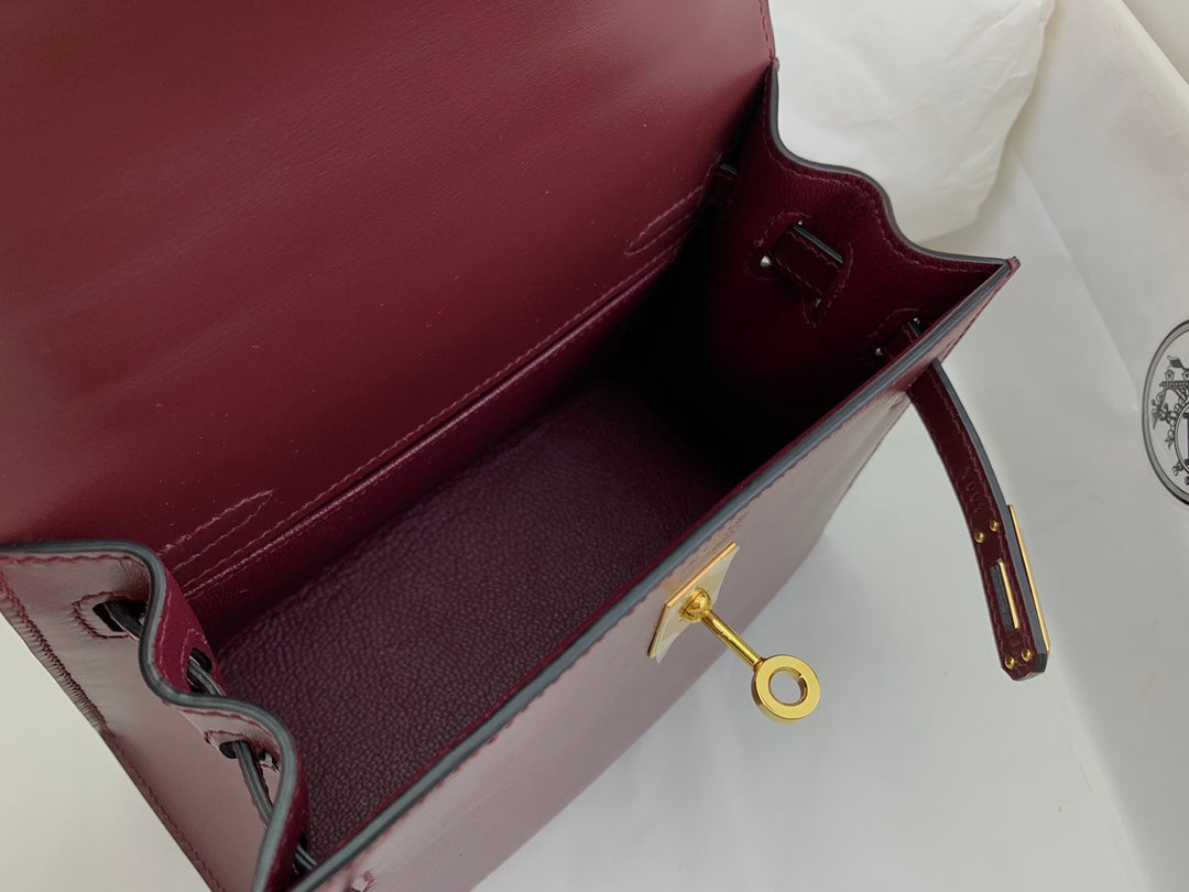 SAC KELLY MINI 20 EN CUIR DE VEAU LISSE ROUGE VIN AVEC QUINCAILLERIE DORÉ (FABRIQUÉ SUR COMMANDE)